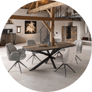 Home 14 Een stijlvolle eetkamer met houten tafel, elegante stoelen en sfeervolle verlichting voor lange, gezellige momenten aan tafel.