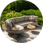 Home 16 Gezellige tuinset onder een pergola, omringd door groen – perfect voor zomerse avonden of ontspannen koffiemomenten buiten.