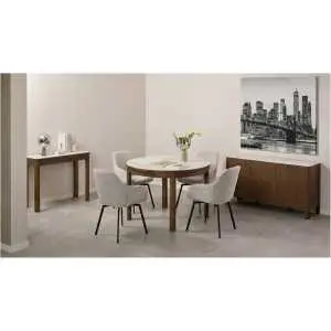 Armstoel in beige stof met mat zwart stalen onderstel Armstoel in beige stof met mat zwart stalen onderstel