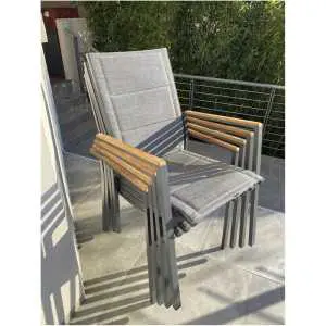 Tuinarmstoel met taupe stof en teak armleuningen Tuinarmstoel met taupe stof en teak armleuningen