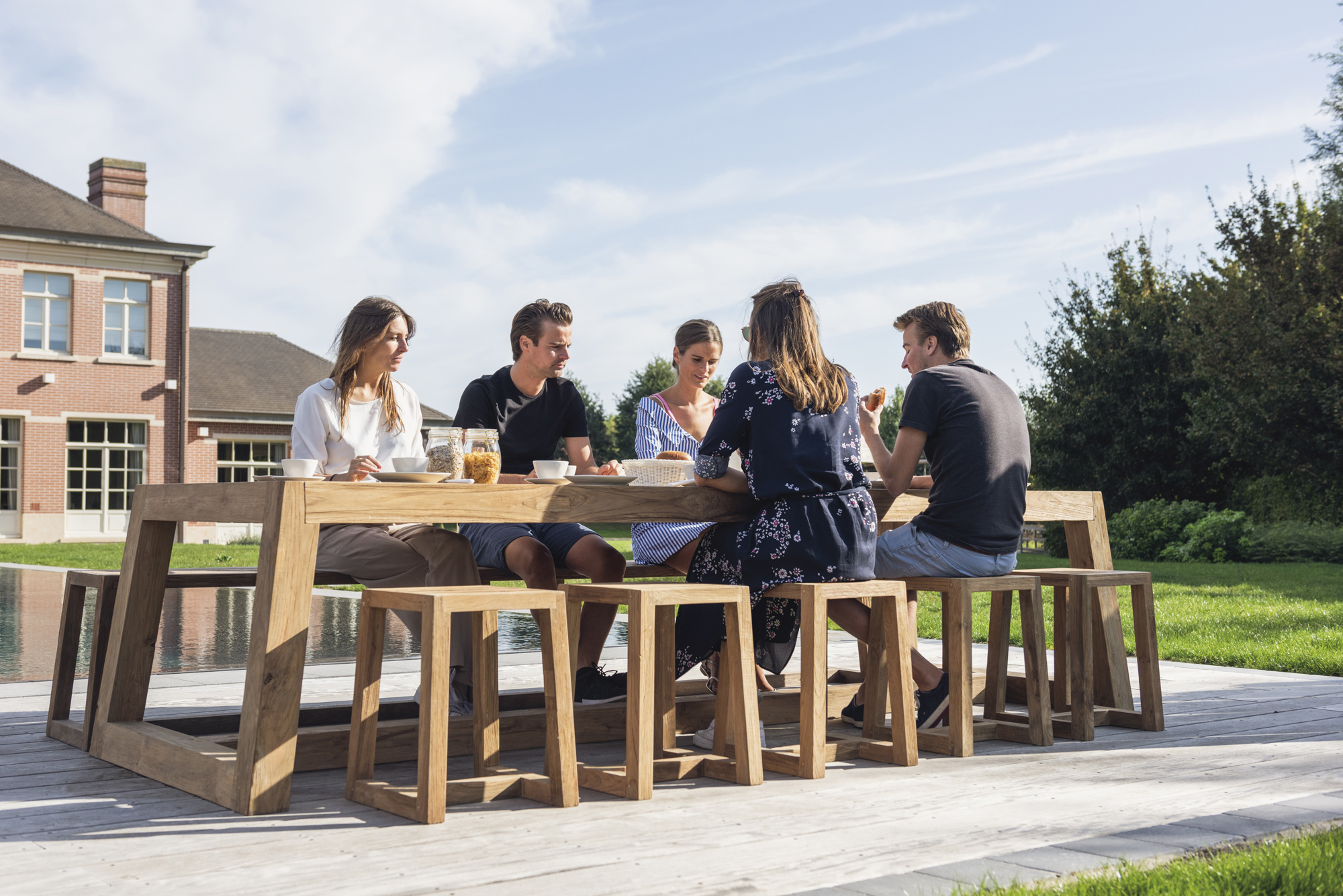 Tuinset Gaverzicht met tafel en krukken vriendenbijeenkomst