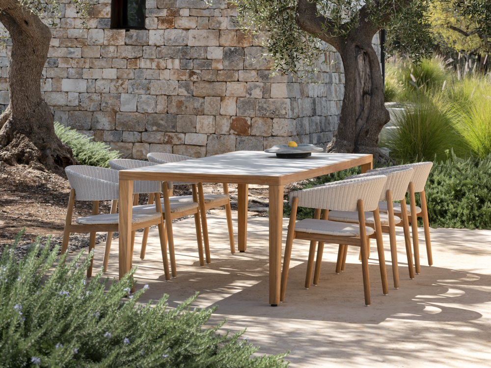 Tuinset Gaverzicht tafel met 6 stoelen tussen de bomen