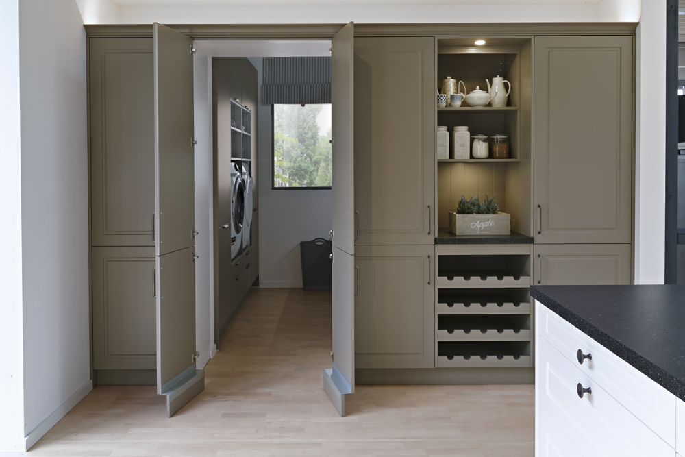 Doorloopkast in de keuken: Doordachte indeling die de ruimte efficiënt gebruikt