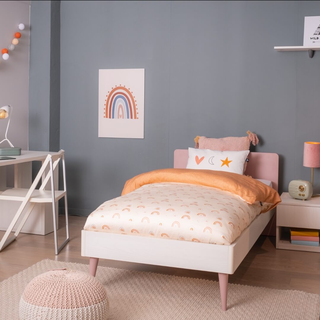 Kinderkamer met regenboogdecor en licht beddengoed, ideaal voor een vrolijke en gezellige ruimte. Onderdeel van de 'Cocoon Deals' najaarscampagne.